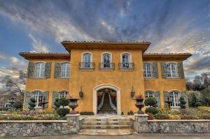 Gallery image of The Villa at Arden Hills in Sacramento