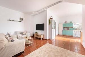 a living room with a couch and a tv at Apartamento Calma Suite in Albox