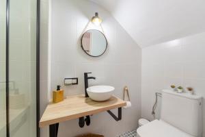 a bathroom with a sink and a toilet and a mirror at Apartamento Calma Suite in Albox +16 photos