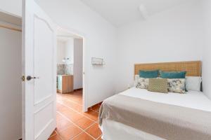 a bedroom with a bed and a hallway with a bathroom at Apartamento Calma Suite in Albox