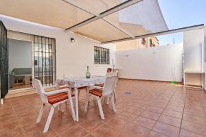 a dining room with a table and chairs at Casa del mar Salobreña in Salobreña