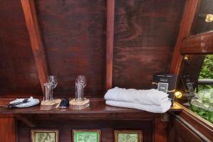 a wooden table with towels and glasses on it at Chalets en Santa Elena en medio del Bosque in Medellín