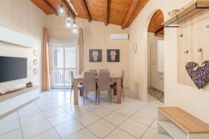a kitchen and dining room with a table and chairs at Le tre pigne in Floridia