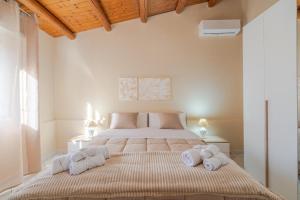 a bedroom with a large bed with towels on it at Le tre pigne in Floridia