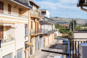 an empty street in a city with buildings at Le tre pigne in Floridia