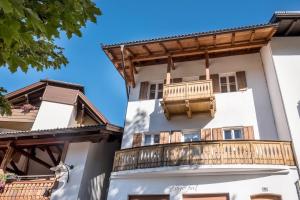 a building with a balcony on the side of it at Ferienhaus Fingerhut in Eggen