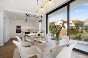 a kitchen and dining room with a table and chairs at Villa Atlantic View in Salir de Porto