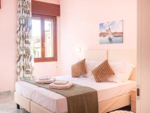 a bedroom with a bed with white sheets and a window at Casa Bella Venezia 2 in Mestre +26 photos