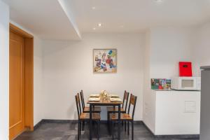 a dining room with a table and chairs and a microwave at Ferienwohnung Morgentau in Germersheim