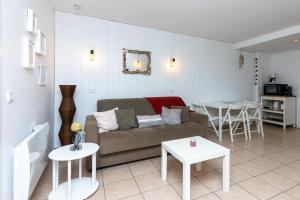 a living room with a couch and a table at Appartement Bisbau in Moliets-et-Maa