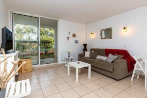 a living room with a couch and a table at Appartement Bisbau in Moliets-et-Maa