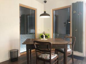 a dining room with a wooden table and chairs at Ferienwohnung Haas Oberschopfheim in Friesenheim