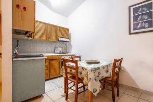 a kitchen with a table and chairs in a room at La Capannuccia D in Ansedónia