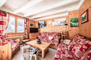 a living room with couches and a table at Chalet Phidel - 11 personnes in Bernex