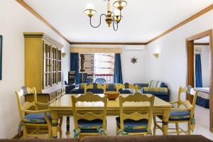 a dining room with a table and chairs at T2 com piscina centro Vilamoura in Vilamoura