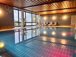 an indoor swimming pool with a pool at B&B Apart Hotel Goldener Hahn - Pool & Sauna, Frühstück in Baiersbronn