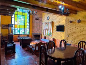 ein Zimmer mit einer Tischtennisplatte und einem Buntglasfenster in der Unterkunft Cabañas Lupita 31 in Mazamitla