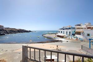a view of a beach with buildings and the ocean at Vista Tostón in El Cotillo