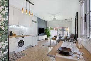 a kitchen and living room with a washer and dryer at Apartamento 104 in Caleta De Fuste