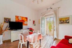 a living room with a table and a tv at Villetta a Torre Lapillo in Torre Lapillo