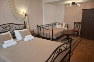 a bedroom with two beds with white pillows at Filyra Pension in Nafplio