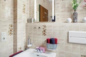 a bathroom with a sink and a mirror at Aschaubichl - Wohnung Anemone in Grainau +22 photos