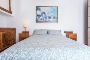 a bedroom with a bed and a picture on the wall at Appartamento Ania vista castello in Tenno