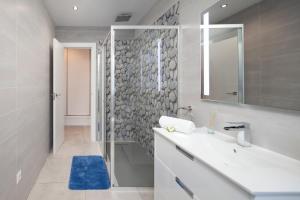 a bathroom with a sink and a mirror at El Monte in Cómpeta