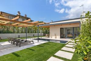 a garden with a pool and a house at Villa Luma with private Pool in Lazise