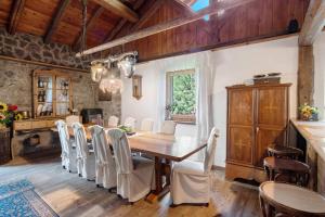 a dining room with a wooden table and chairs at Chalet El Deroch - Bellamonte in Bellamonte