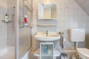 ein kleines Badezimmer mit Waschbecken und Toilette in der Unterkunft Rode in Faßberg + 17 Fotos