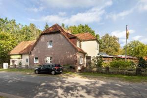 ein Haus mit einem davor geparkten Auto in der Unterkunft Rode in Faßberg