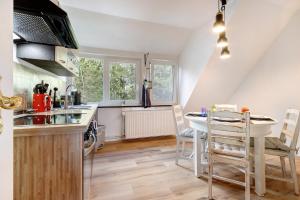 eine Küche mit Tisch und Stühlen in einem Zimmer in der Unterkunft Rode in Faßberg