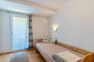 a small bedroom with a bed and a window at Brumichelhof in Bad Peterstal-Griesbach