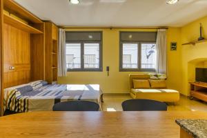 a hotel room with a bed and a couch at Estudio P in L'Escala