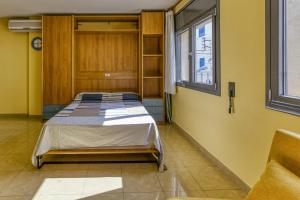 a bedroom with a bed in a room at Estudio P in L'Escala