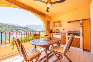 a kitchen and dining room with a table and chairs at Traumblickwohnung Montemar 19 in Sóller