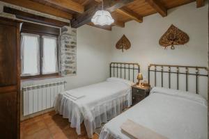 a bedroom with two beds and a window at Casa Lope in Dobres