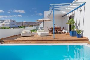 a villa with a swimming pool and a house at Villa Turqué in Arrieta