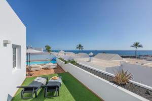 a balcony with a view of the ocean at Villa Turqué in Arrieta