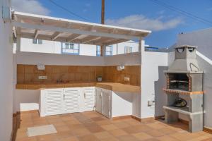 a kitchen with an outdoor kitchen with a pizza oven at Villa Turqué in Arrieta