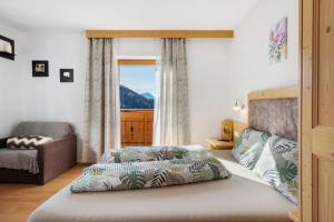 ein Schlafzimmer mit einem Bett und Bergblick in der Unterkunft Tratterhof in Avelengo