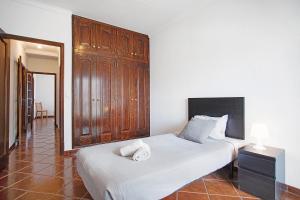 a bedroom with two beds and a mirror at A O - Apartamento Aires in Peniche