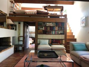 a living room with a couch and a table at Maison à la campagne in Paley