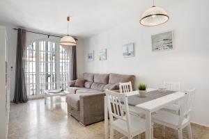 a living room with a couch and a table at Apartamento Atlántico in Barbate
