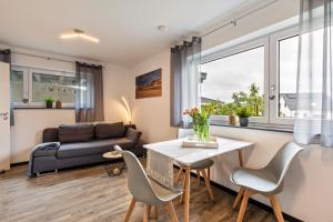 a living room with a table and chairs and a couch at Ferienwohnung Am Weissgerber in Münsingen
