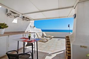 a kitchen and dining room with a view of the ocean at Casa Vista Mar in Albufeira