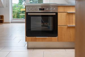 a microwave oven sitting in a kitchen at Storchensommer in Blankensee