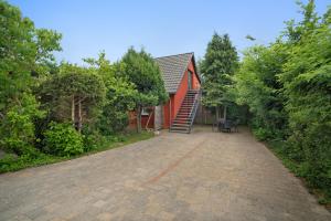 a brick road leading to a red house at Storchensommer in Blankensee