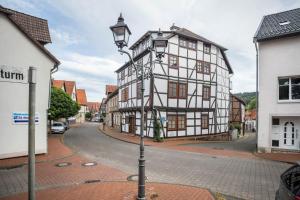 a street light in front of a building at Ferienwohnung Knopf in Hardegsen